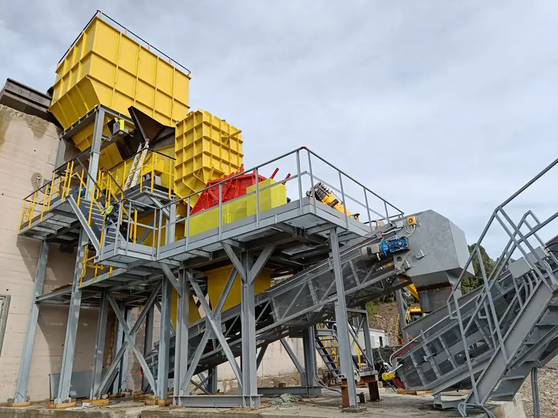 Strutture metalliche, scale e passerelle di un impianto industriale