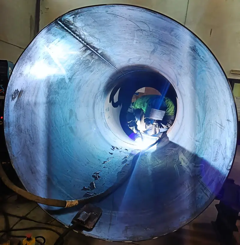 Lavorazione interna di un componente metallico circolare