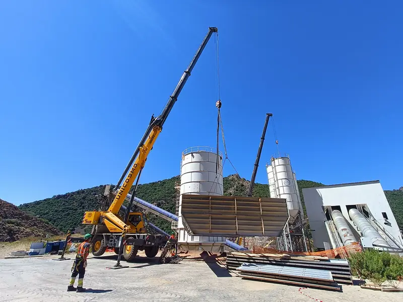 Autogru durante la movimentazione di un componente industriale