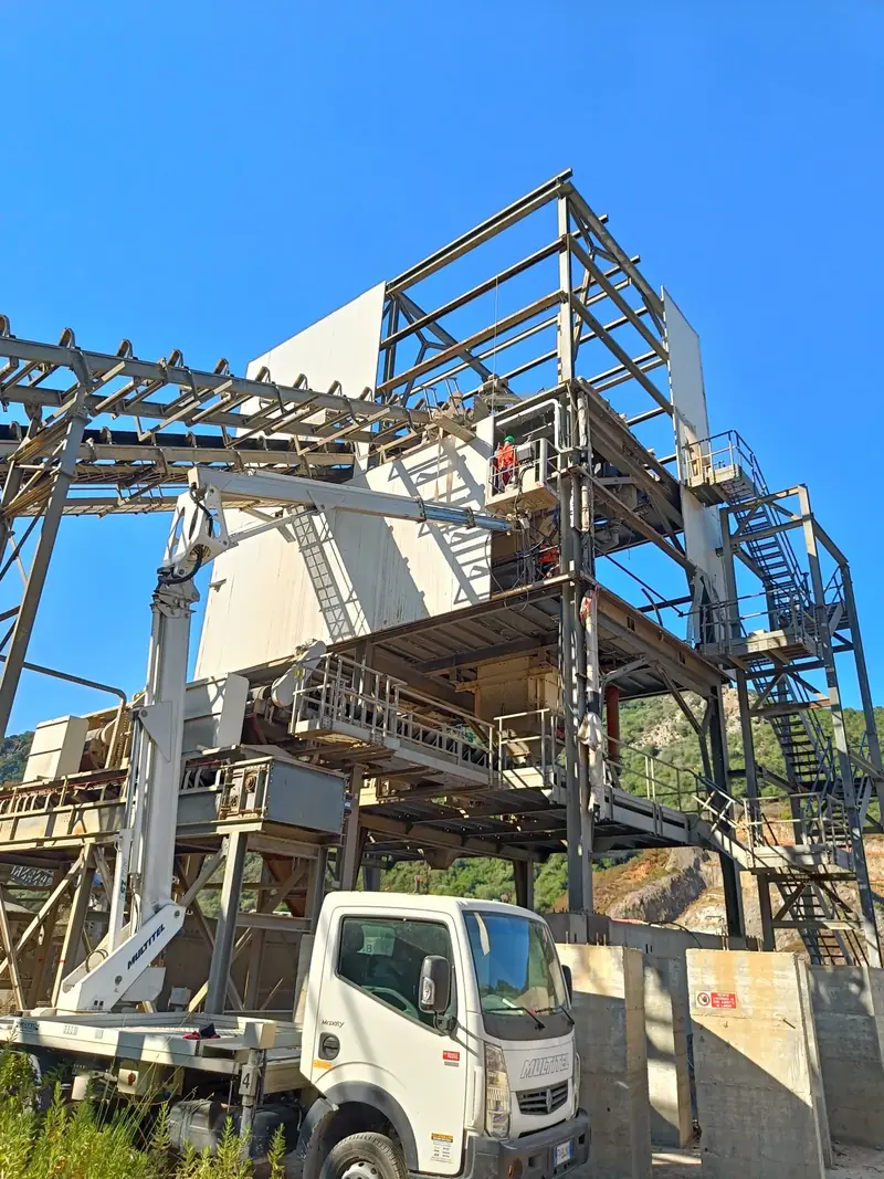 Struttura in acciaio e apparecchiature industriali in cantiere