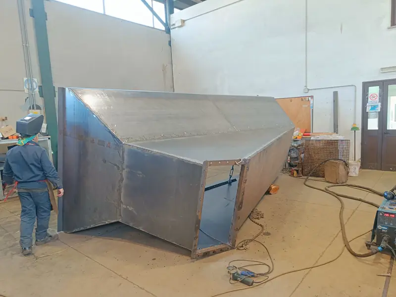 Manufatto metallico sagomato in lavorazione in officina