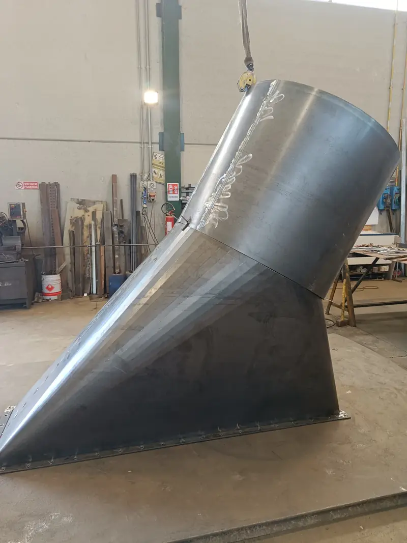 Tratto curvo di tubazione metallica realizzato in officina
