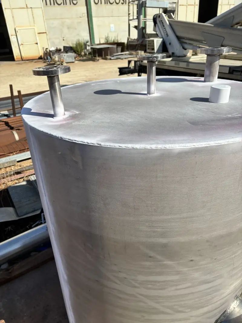 Componente cilindrico metallico con raccordi nella parte superiore