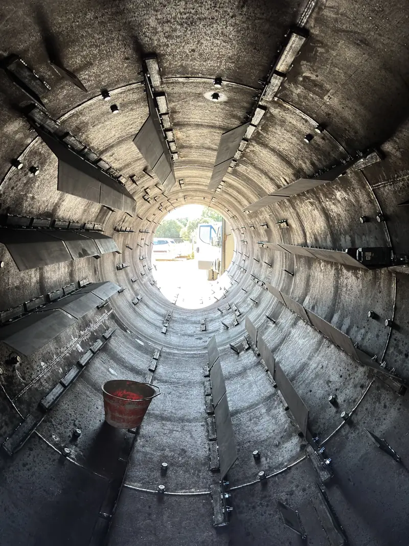Interno di un manufatto cilindrico con rinforzi metallici