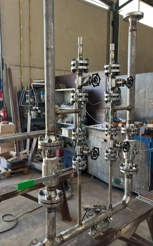 Assemblaggio di tubazioni industriali, raccordi e valvole