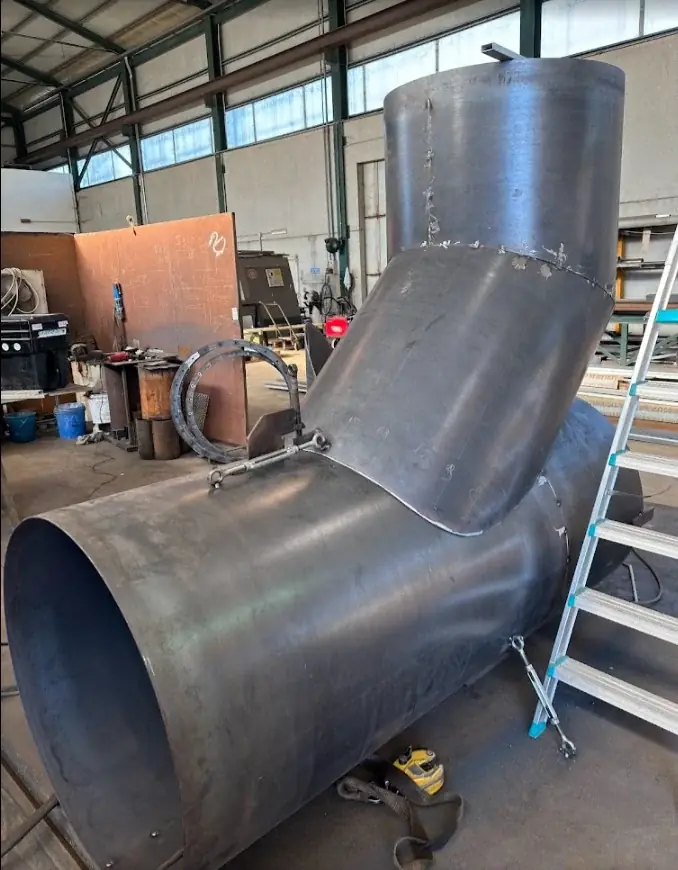Tubazione metallica curva con raccordi e flange
