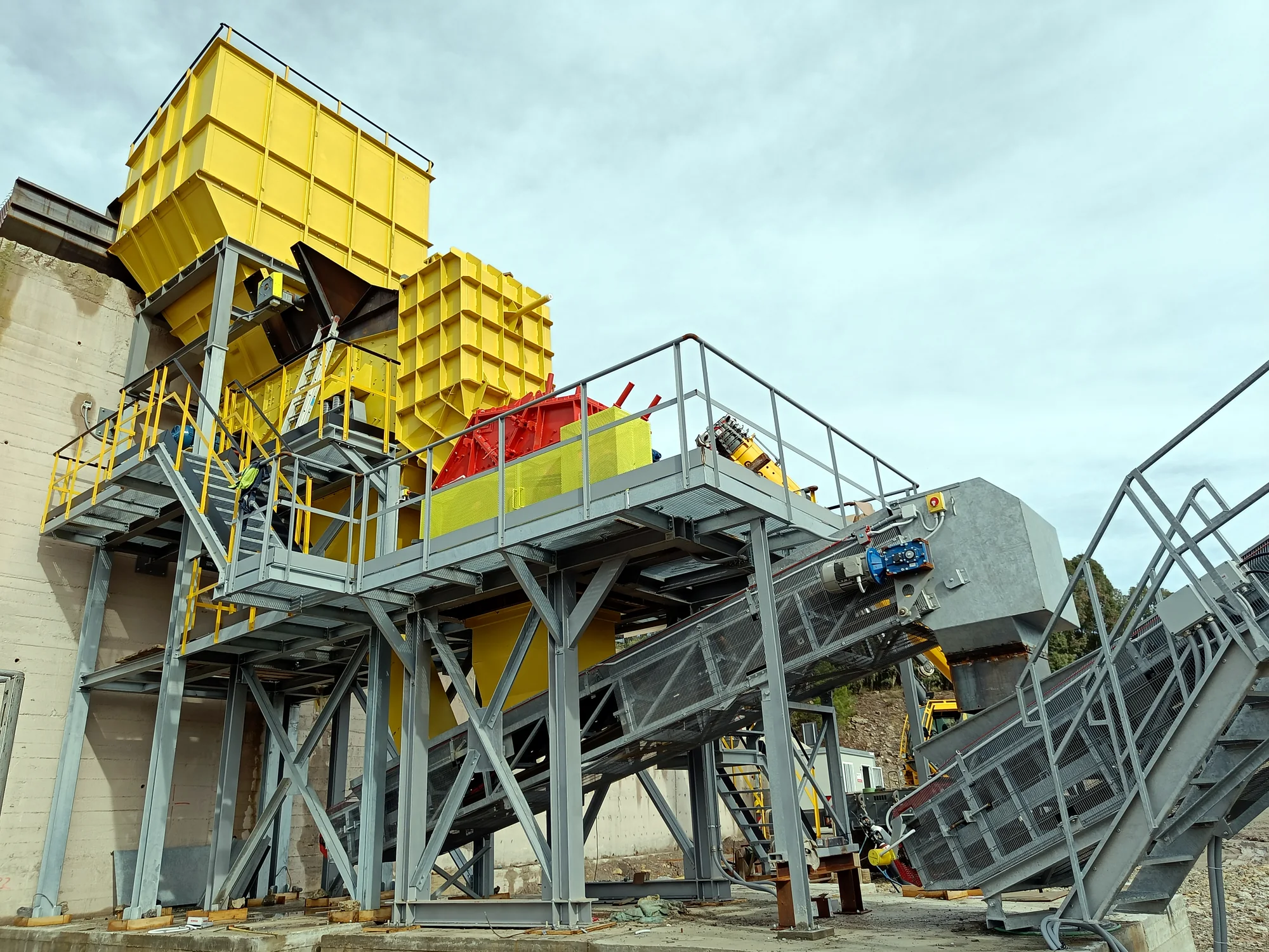 Impianto industriale realizzato da Unicosmo con strutture, passerelle e tramogge in acciaio